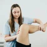 dor no joelho direito do lado de dentro