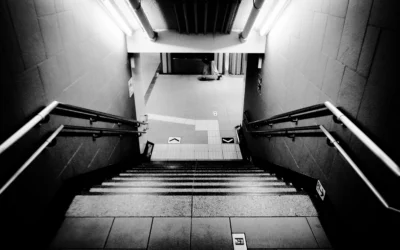 Dor no Joelho ao Descer Escada? Descubra a Causa e Solucione